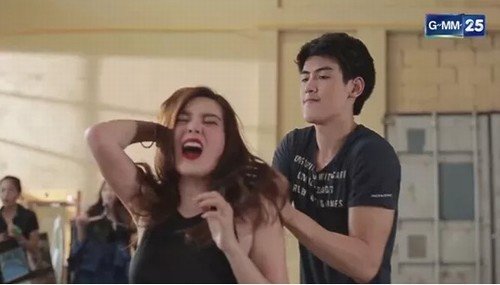 Điểm lại 4 màn đánh ghen kinh hoàng trong phim Thái (8) Điểm lại 4 màn đánh ghen kinh hoàng trong phim Thái (8)