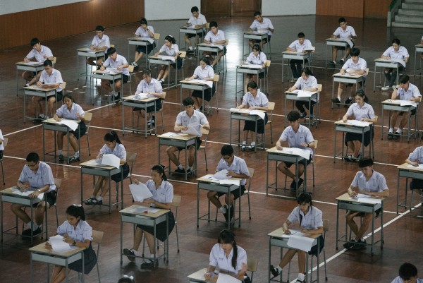 Xem Bad Genius để nhớ về thời "Nhất quỷ nhì ma, thứ ba học trò" (11)