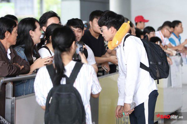 Cận cảnh vẻ đẹp trai và đáng yêu của Nonkul tại sân bay Tân Sơn Nhất (3)