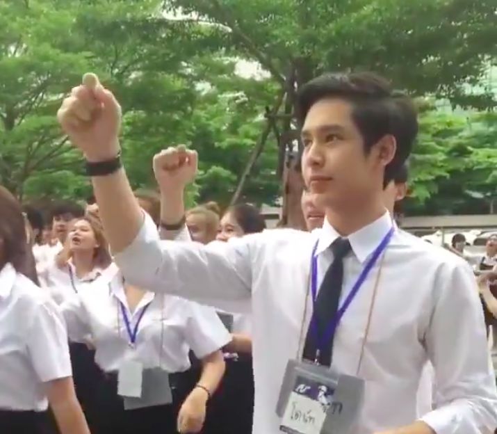 Chàng trai Thái khiến các cô gái "tim bay tá lả" vì nhún nhảy quá đáng yêu! (2)