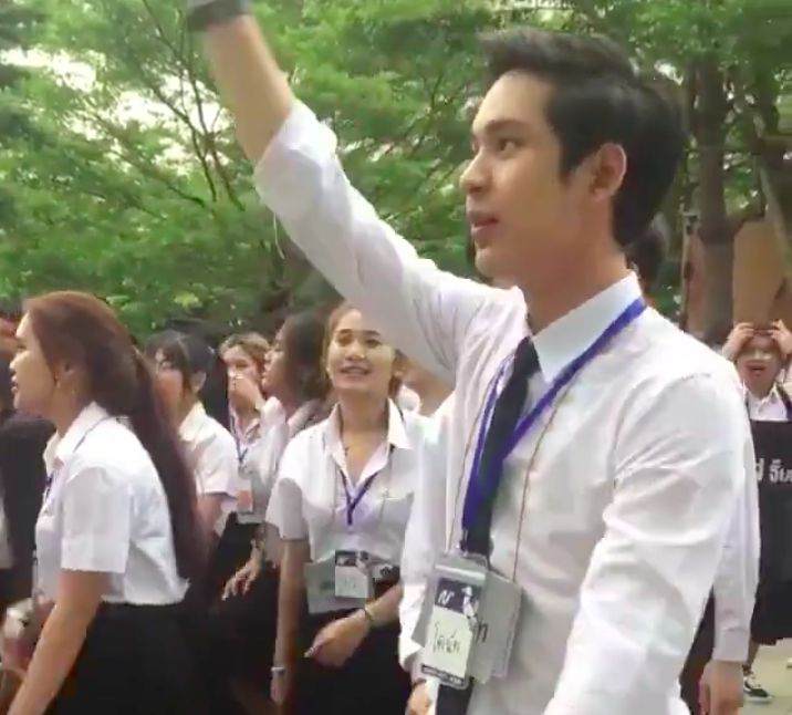 Chàng trai Thái khiến các cô gái "tim bay tá lả" vì nhún nhảy quá đáng yêu! (4)