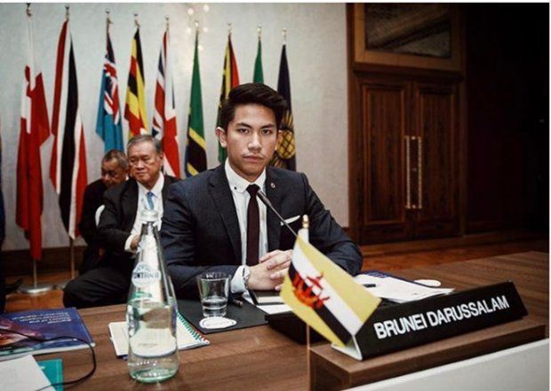 HOT: Hoàng tử Brunei follow tài khoản Instagram của Yaya Urassaya (10)