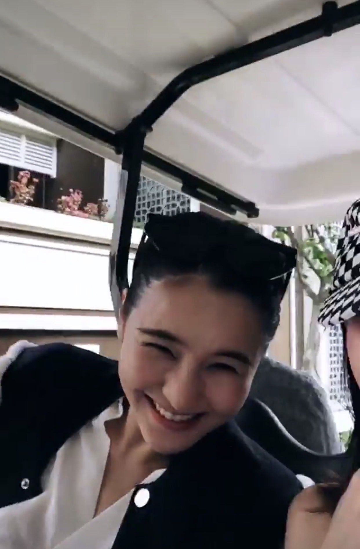 Aom Sushar khoe loạt ảnh check in cười tít mắt tại Phú Quốc (1)